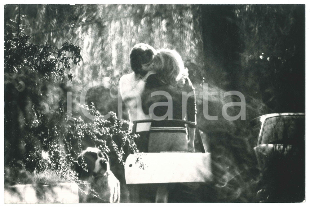 Fotografia d epoca originale 1970 ca ITALIA Ursula ANDRESS paparazzata con un uomo in giardino 1 1