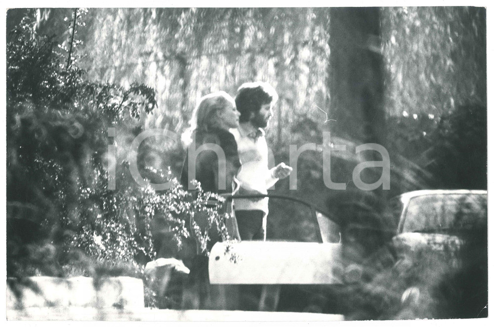 1970 ca ITALIA Ursula ANDRESS paparazzata con un nuovo compagno in giardino (2)
