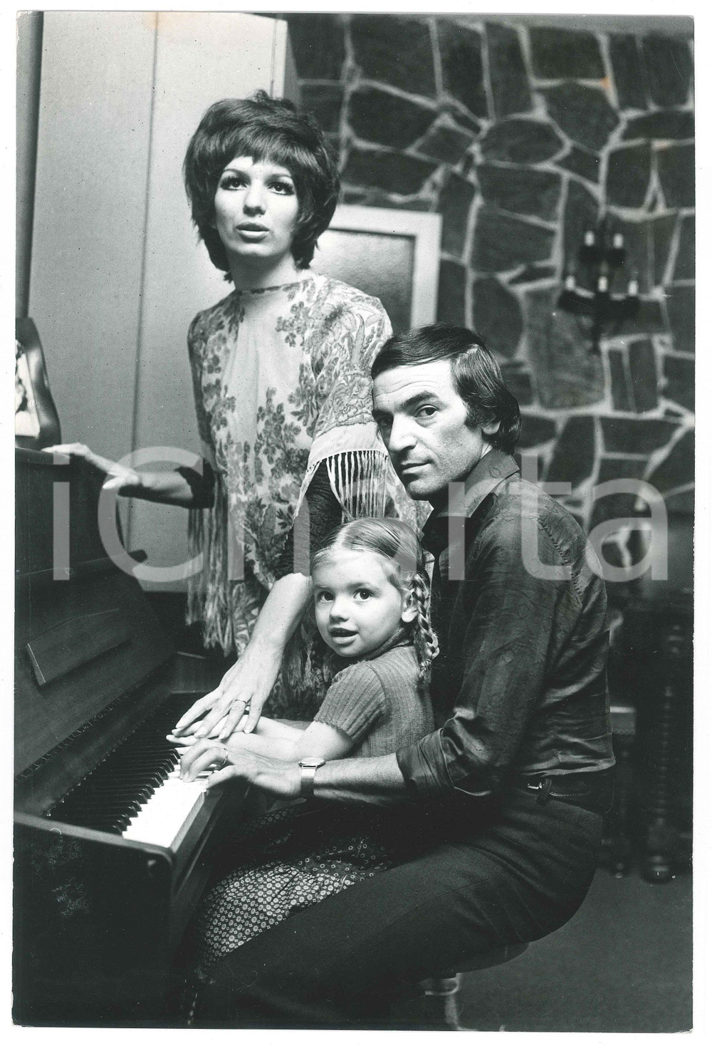 Fotografia d epoca originale 1975 ca COSTUME Iva ZANICCHI Antonio ANSOLDI con la figlia Michela al piano 1