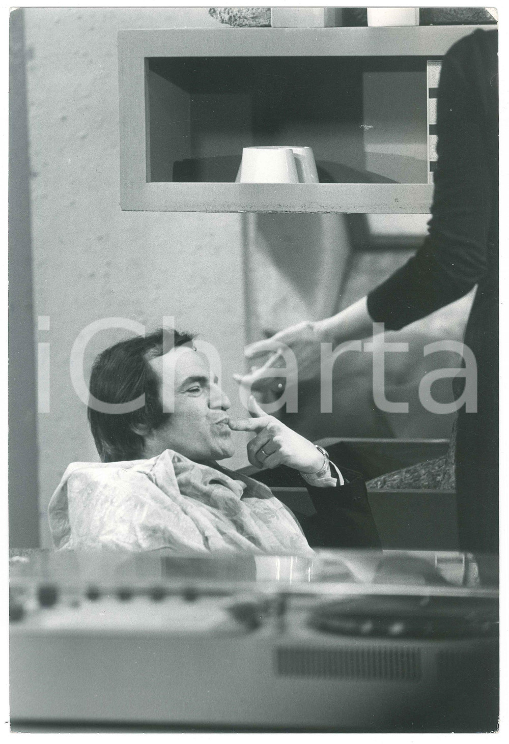 Fotografia d epoca originale 1975 ca COSTUME ITALIA Tonino ANSOLDI  Ritratto in casa  Foto 20x30 cm 1