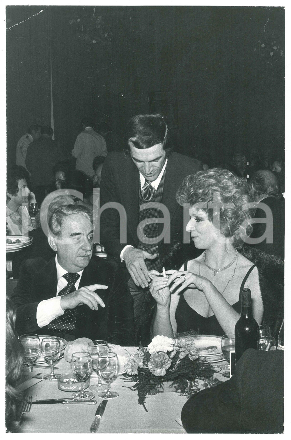 Fotografia d epoca originale 1975 ca COSTUME ITALIA Iva ZANICCHI e Antonio ANSOLDI a una cena 1 Foto 20x30 1