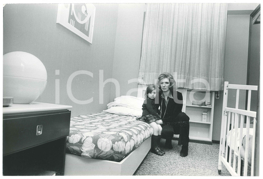 Fotografia d epoca originale 1975 ca COSTUME ITALIA Iva ZANICCHI in camera con la figlia 1 Foto 30x20 cm 1