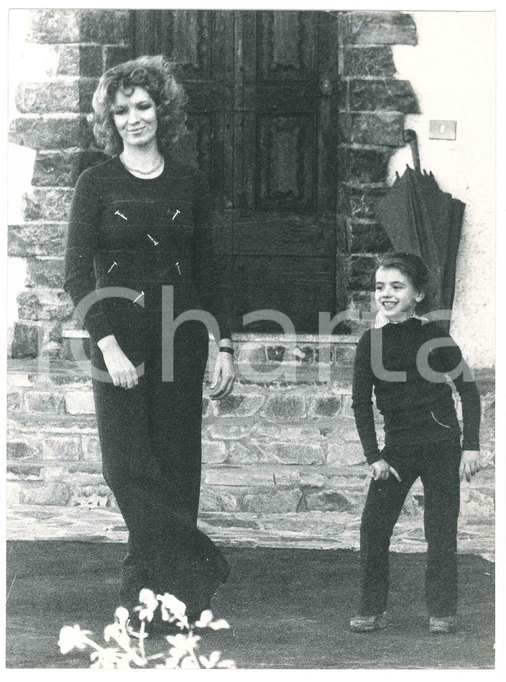 Fotografia d epoca originale 1975 ca COSTUME ITALIA Iva ZANICCHI in cortile con la figlia 1 Foto 20x30 cm 1