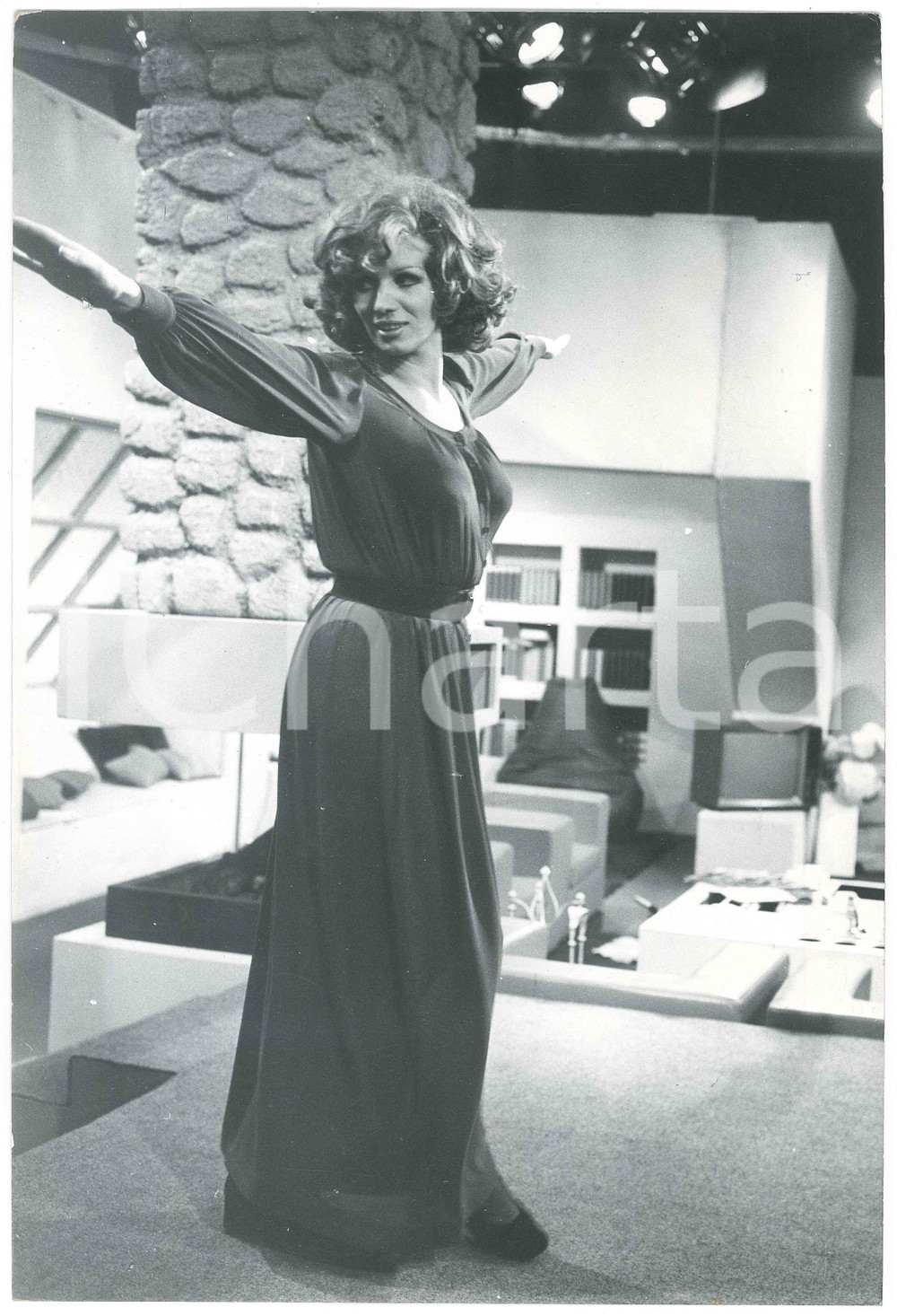 Fotografia d epoca originale 1970 ca COSTUME Cantante Iva ZANICCHI in abito lungo  Ritratto Foto 20x30 1