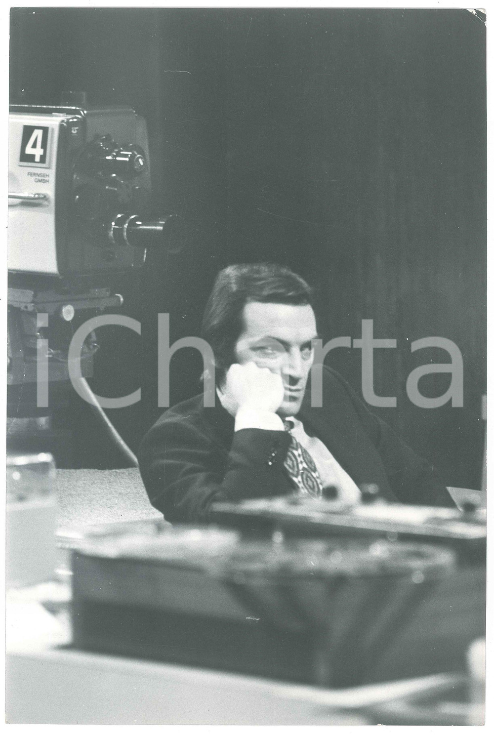 1975 ca COSTUME ITALIA Produttore Tonino ANSOLDI in uno studio tv *Foto 20x30