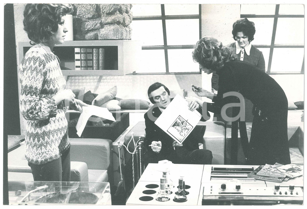 Fotografia d epoca originale 1974 ITALIA Iva ZANICCHI e Antonio ANSOLDI ascoltano una registrazione 2 Foto 1