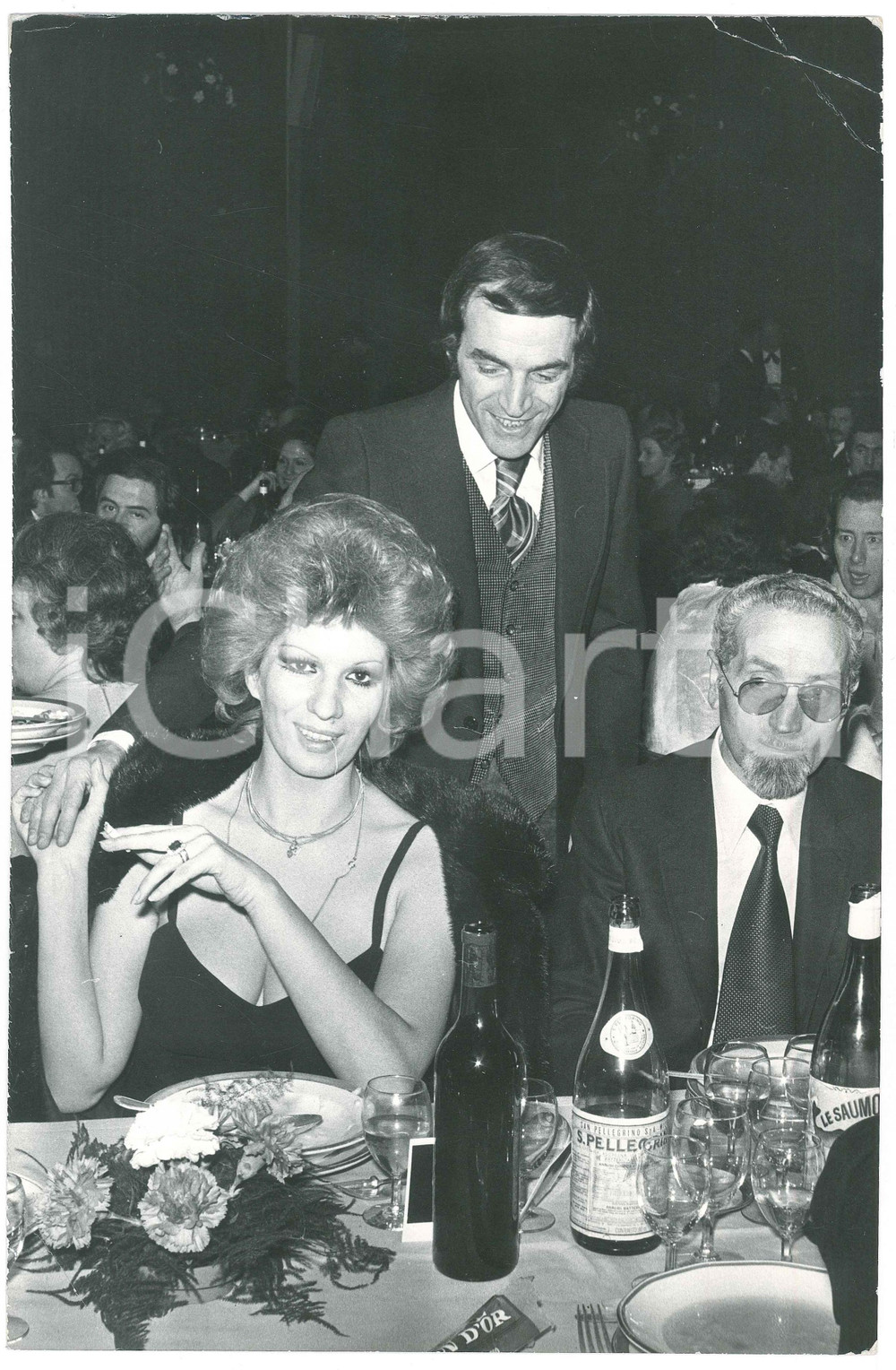 Fotografia d epoca originale 1975 ca COSTUME ITALIA Iva ZANICCHI e Antonio ANSOLDI a una cena 2 Foto 20x30 1