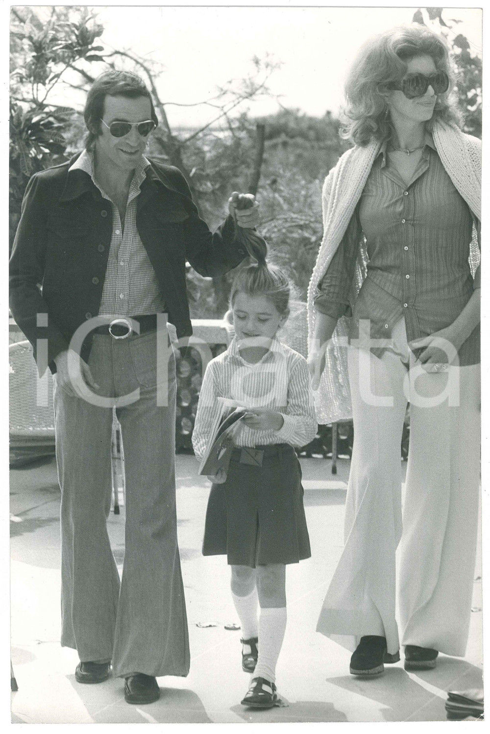 Fotografia d epoca originale 1975 ca COSTUME ITALIA Iva ZANICCHI Antonio ANSOLDI con la figlia Michela 1 1