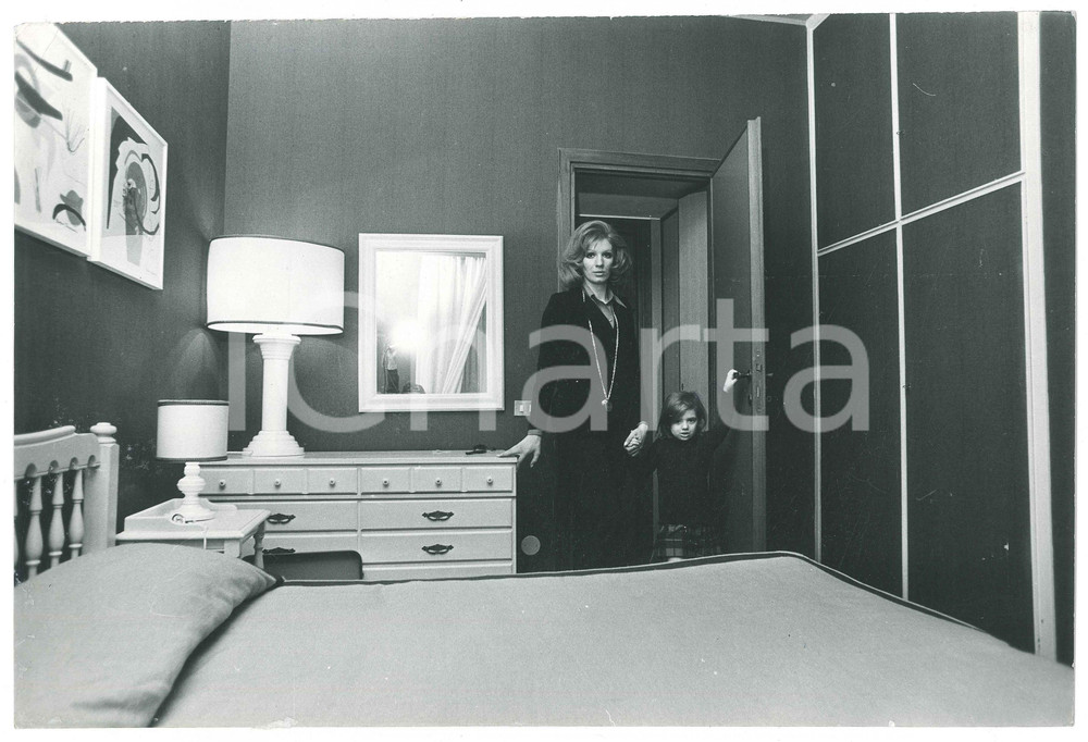 Fotografia d epoca originale 1975 ca COSTUME ITALIA Iva ZANICCHI in camera con la figlia 2 Foto 30x20 cm 1