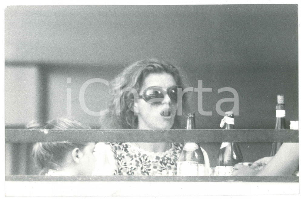 Fotografia d epoca originale 1975 ca COSTUME Iva ZANICCHI paparazzata a pranzo con la famiglia  Foto 2 1