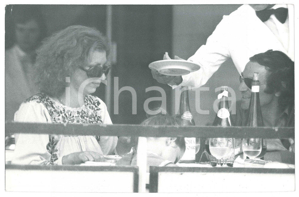 Fotografia d epoca originale 1975 ca COSTUME Iva ZANICCHI paparazzata a pranzo con la famiglia  Foto 3 1