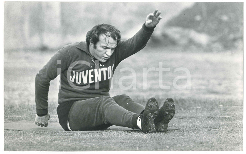 Fotografia d epoca originale 1975 ca CALCIO JUVENTUS Campo COMBI José ALTAFINI in allenamento 14 Foto 30x18 1