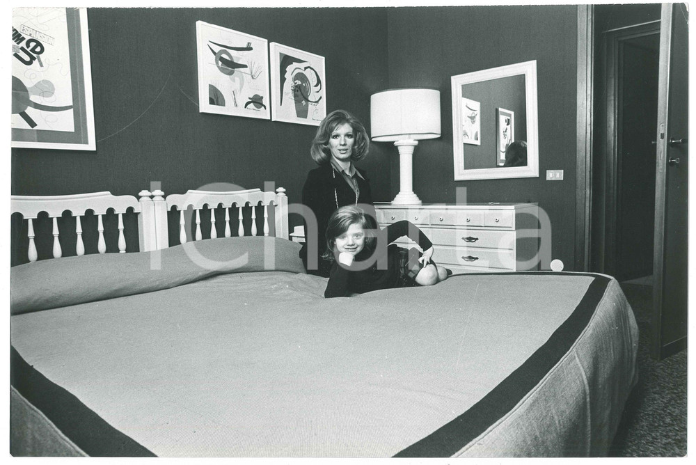 Fotografia d epoca originale 1975 ca COSTUME ITALIA Iva ZANICCHI in camera con la figlia 3 Foto 30x20 cm 1