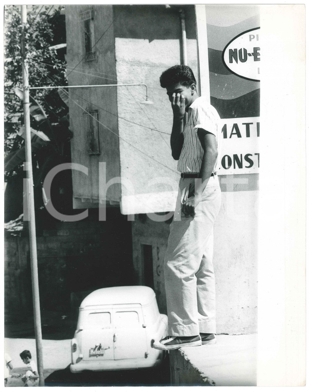 Fotografia d epoca originale 1970 ca COSTUME VENEZUELA Giovane in periferia  Ritratto  Foto ARTISTICA 21x27 1