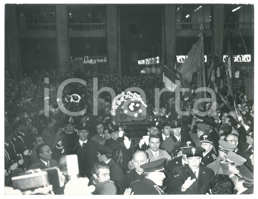 Fotografia d epoca originale 1969 MILANO ANNI DI PIOMBO Funerali agente Antonio ANNARUMMA 5 Foto 1
