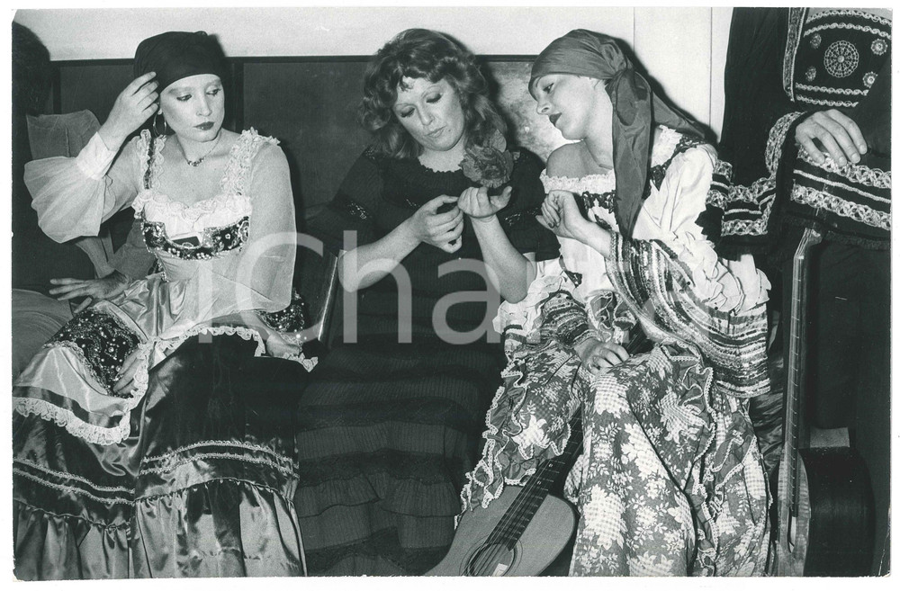Fotografia d epoca originale 1970 ca COSTUME ITALIA Orietta BERTI con due gitane Foto 30x20 cm 1