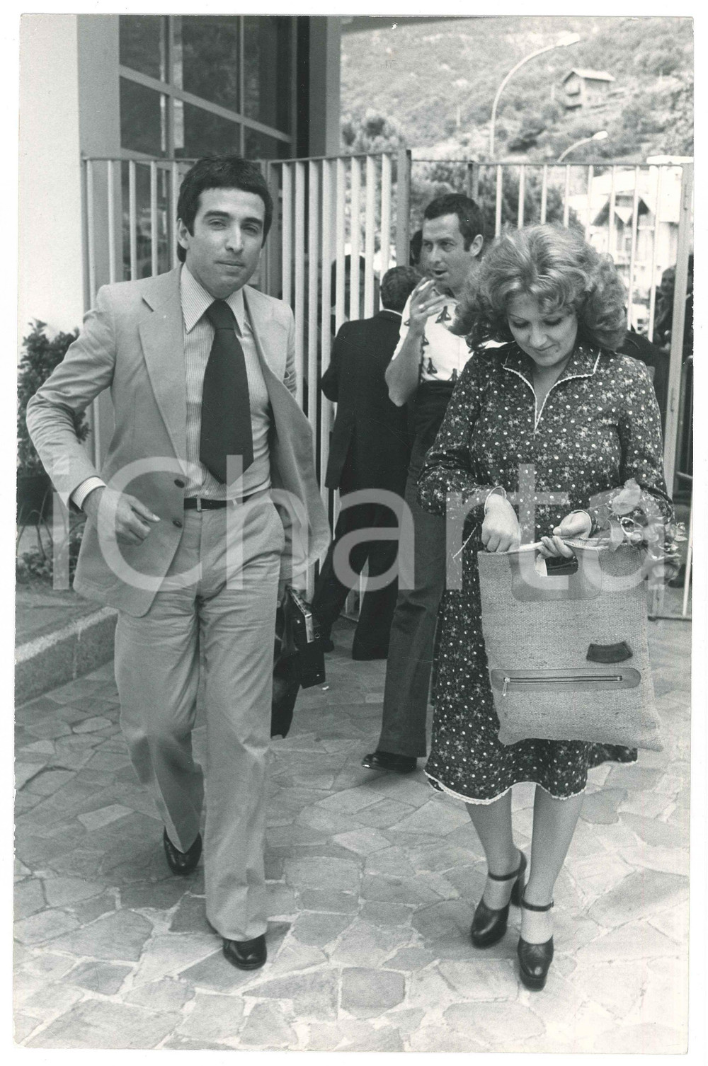 Fotografia d epoca originale 1970 ca COSTUME ITALIA Orietta BERTI con il marito Osvaldo PATERLINI 2 Foto 1