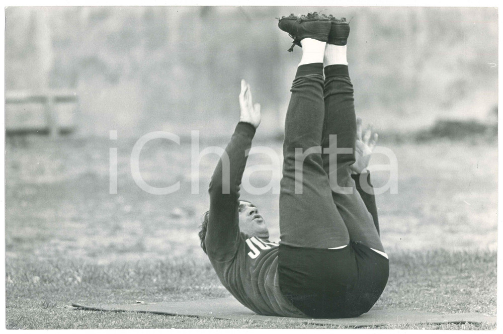 Fotografia d epoca originale 1975 ca CALCIO JUVENTUS Campo COMBI JosÃ© ALTAFINI in allenamento 20 Foto 30x18 1