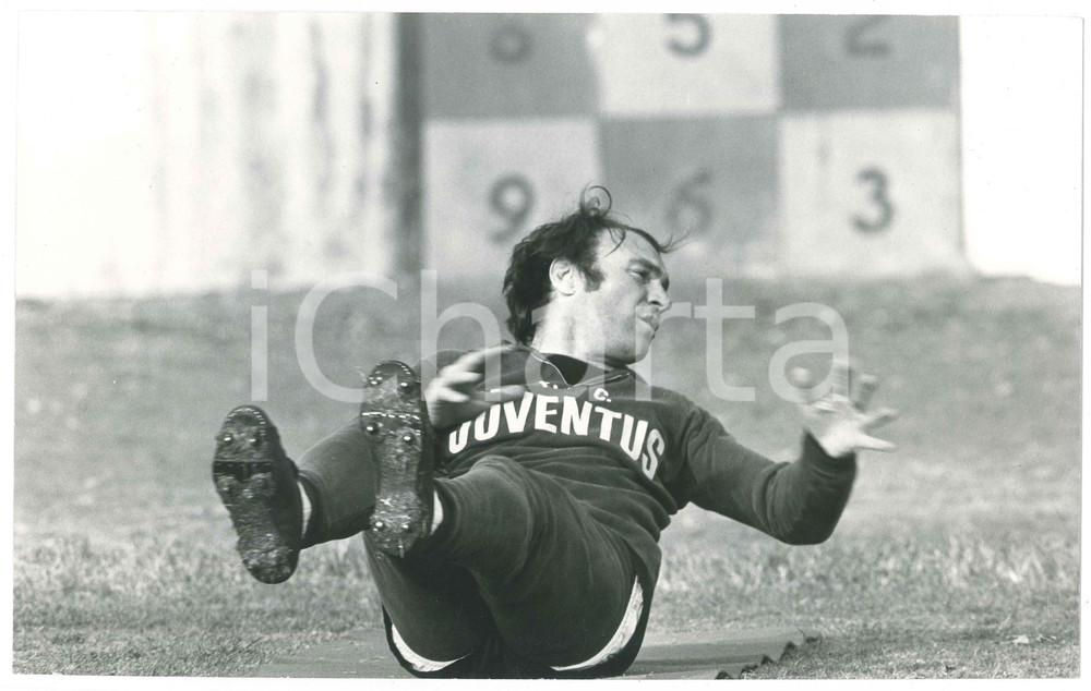 Fotografia d epoca originale 1975 ca CALCIO JUVENTUS Campo COMBI JosÃ© ALTAFINI in allenamento 21 Foto 30x18 1