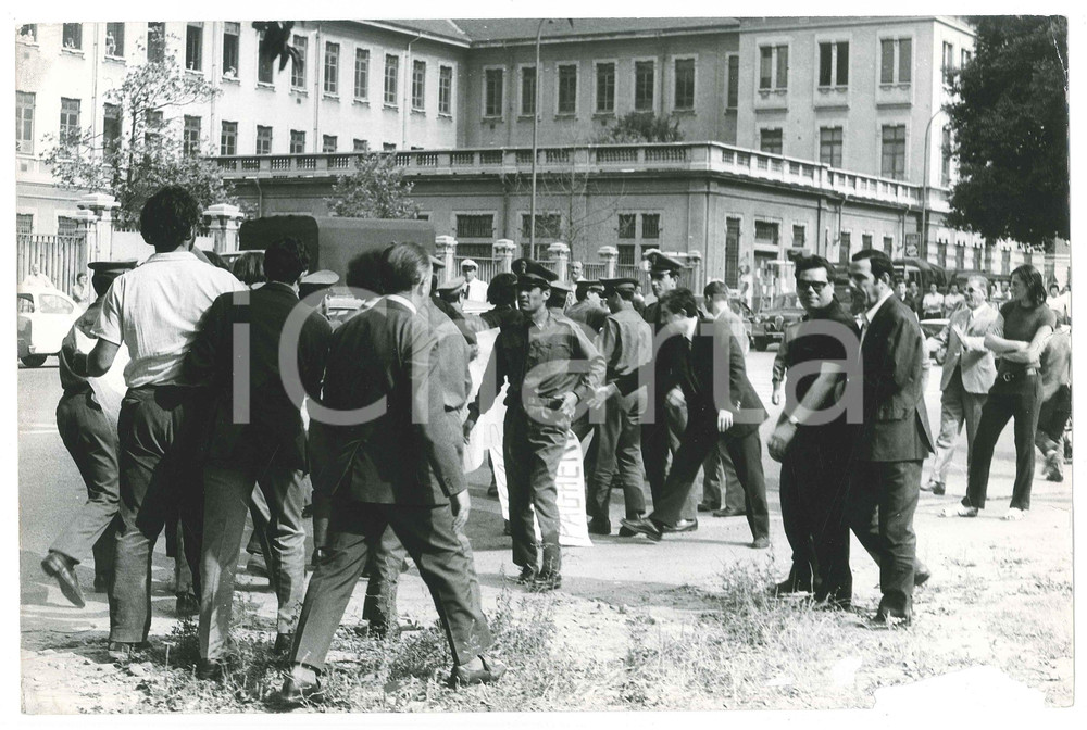 Fotografia d epoca originale 1975 MILANO ANNI DI PIOMBO Corteo in morte di Claudio VARALLI 2 DANNEGGIATA 1