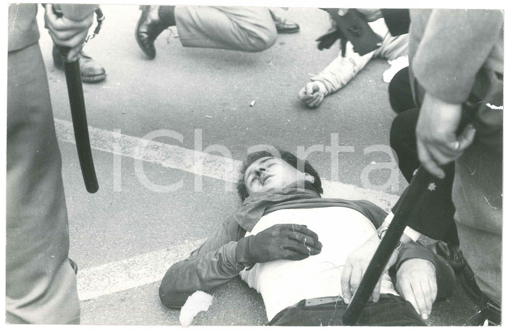 Fotografia d epoca originale 1969 MILANO ANNI DI PIOMBO Manifestante a terra colpito 6 Foto DANNEGGIATA 1