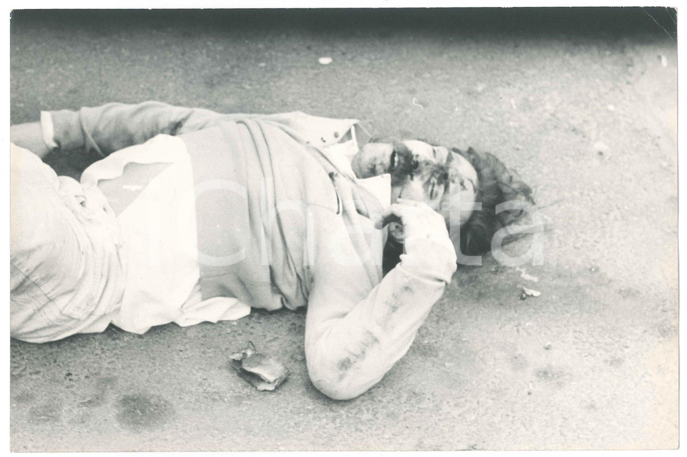 Fotografia d epoca originale 1969 MILANO ANNI DI PIOMBO Manifestante a terra colpito  Foto 4 1