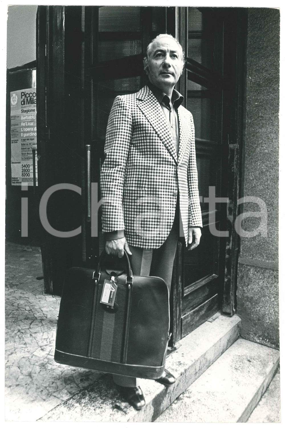 Fotografia d epoca originale 1973 MILANO Severino GAZZELLONI all ingresso del PICCOLO TEATRO 4 Foto 20x30 1