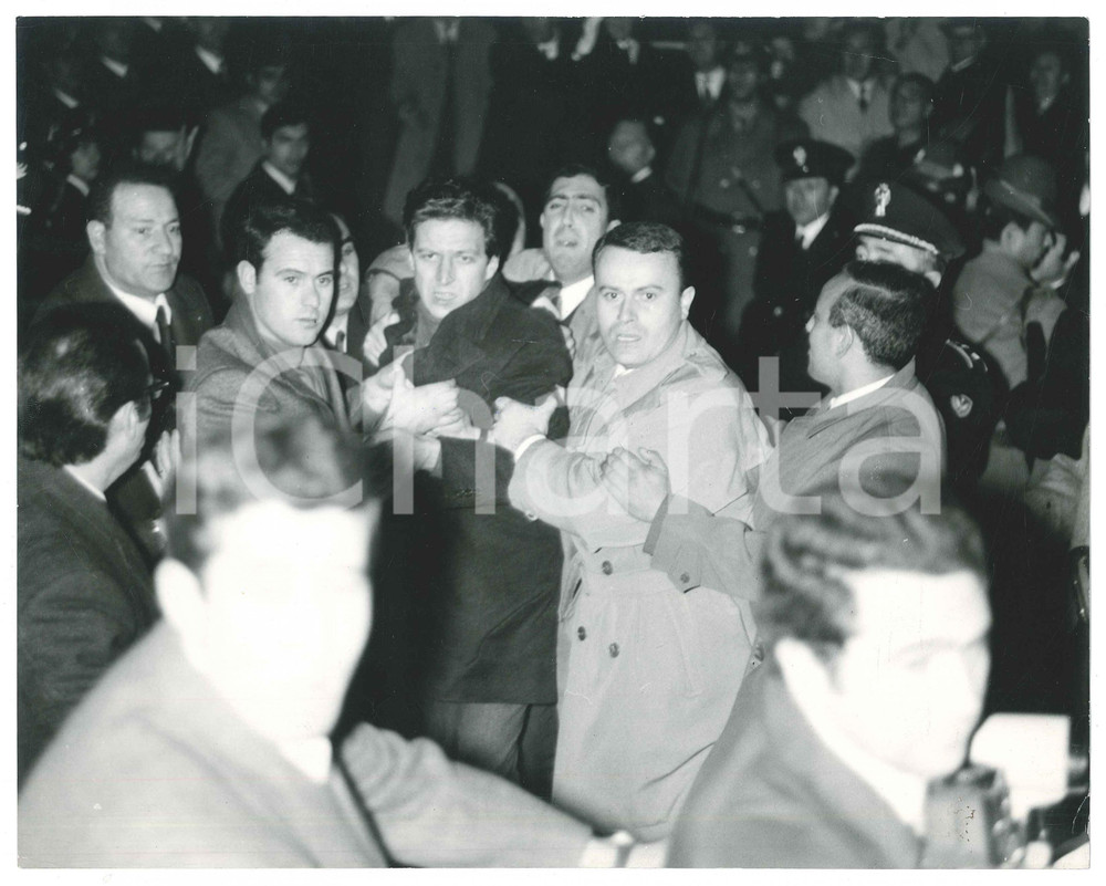 Fotografia d epoca originale 1969 MILANO ANNI DI PIOMBO Scontri a una manifestazione 1 Foto 1