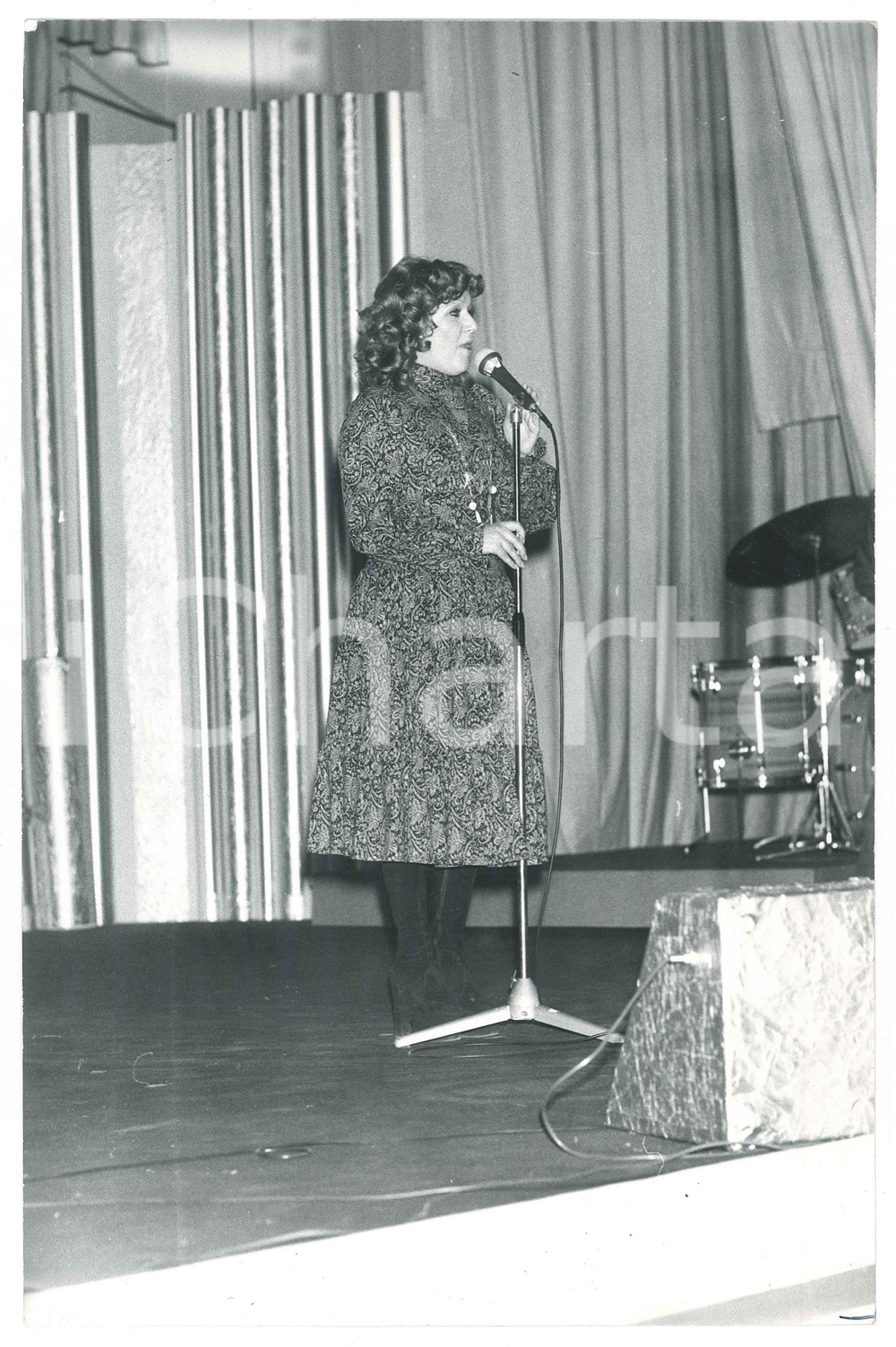 Fotografia d epoca originale 1970 ca COSTUME ITALIA Orietta BERTI in concerto 2 Foto 20x30 cm 1