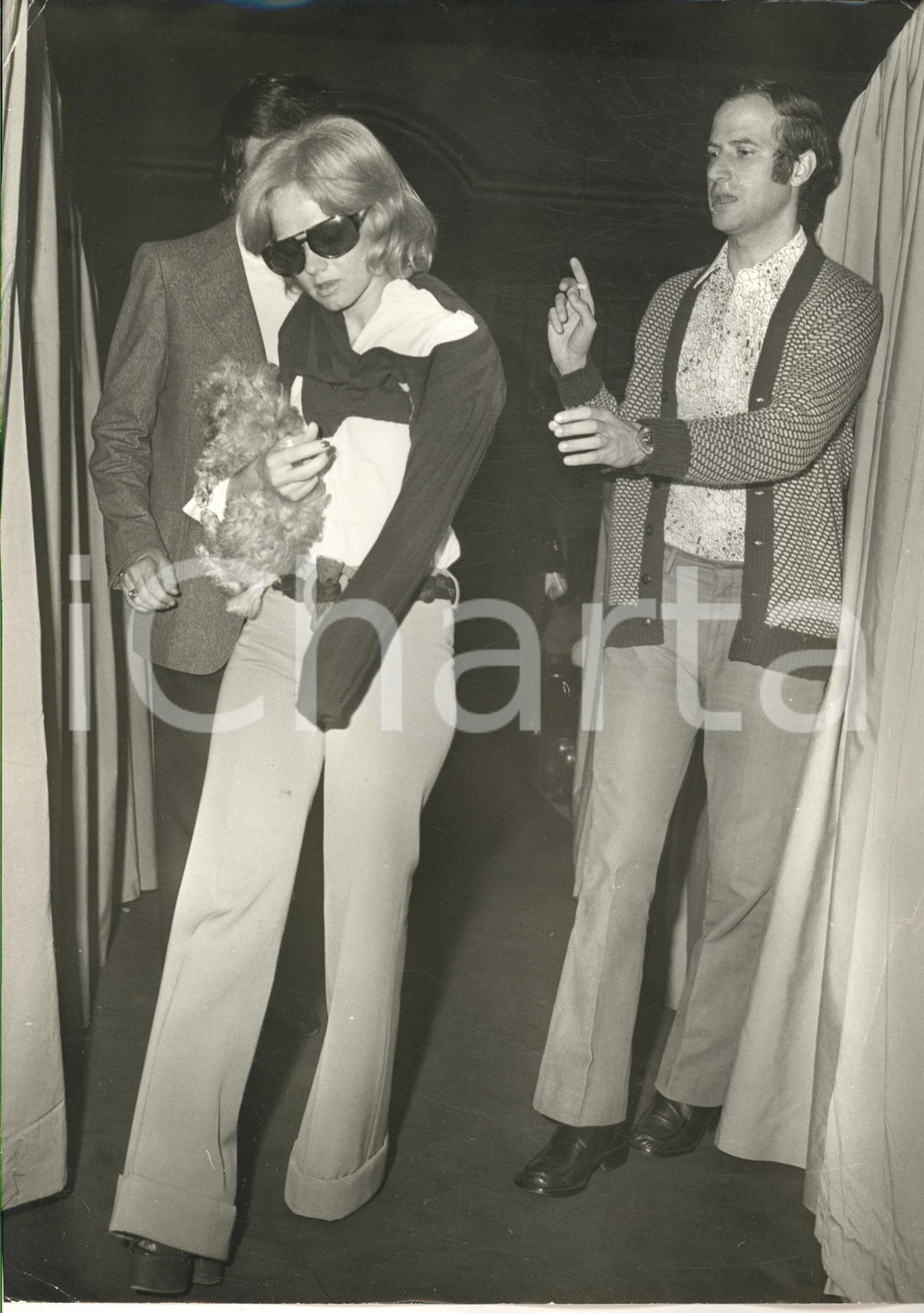 Fotografia d epoca originale 1970 ca COSTUME ITALIA  Rita PAVONE con il suo cane  Foto 20x30 cm 1