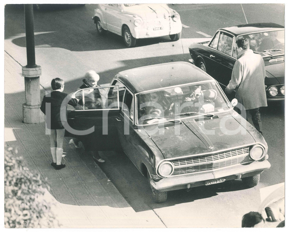 Fotografia d epoca originale 1970 ca COSTUME ITALIA  Rita PAVONE in partenza in auto  Foto 30x24 cm 1