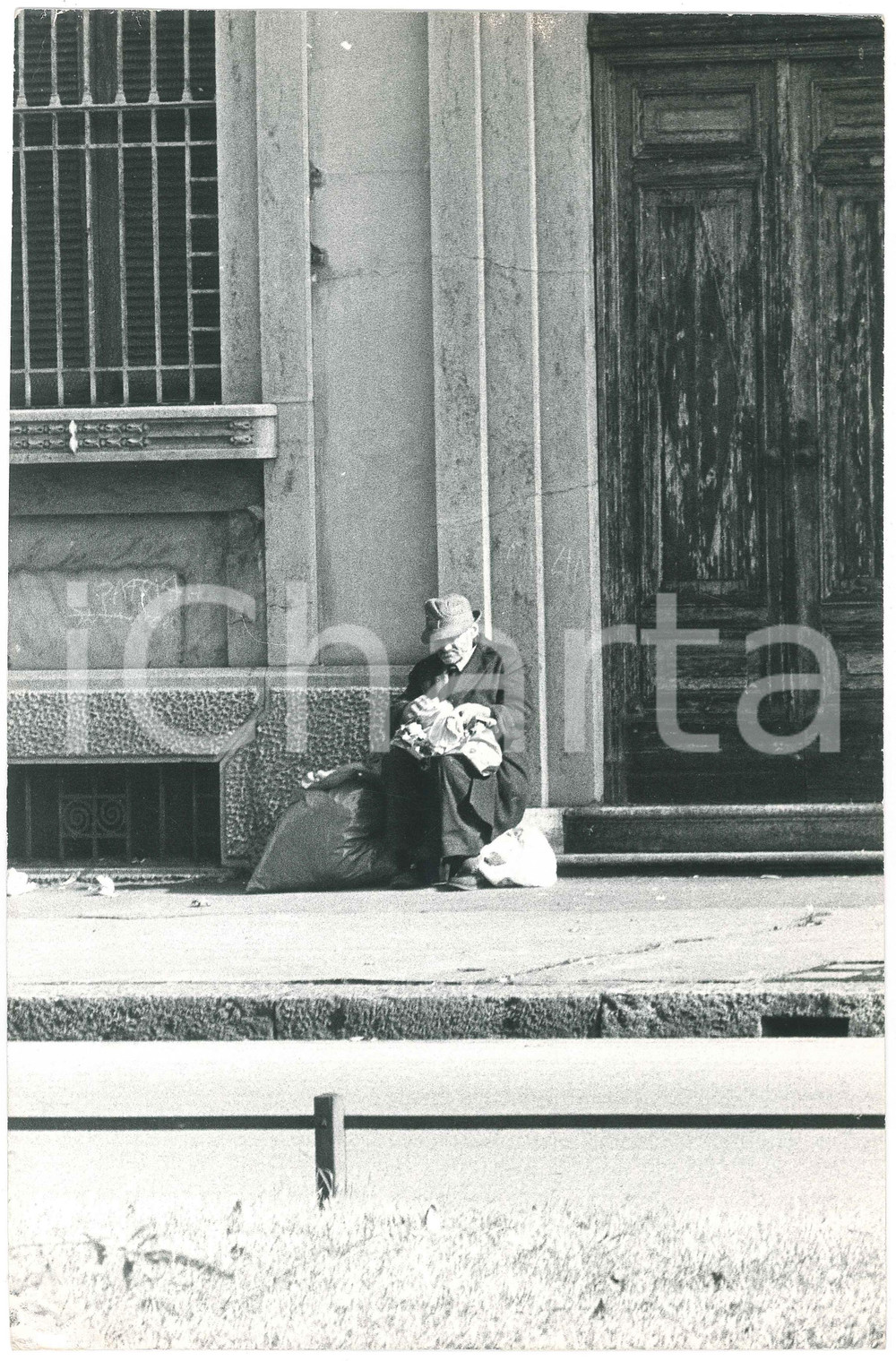 Fotografia d epoca originale 1970 ca MILANO Un senzatetto  Ritratto  Foto ARTISTICA 20x30 cm 1