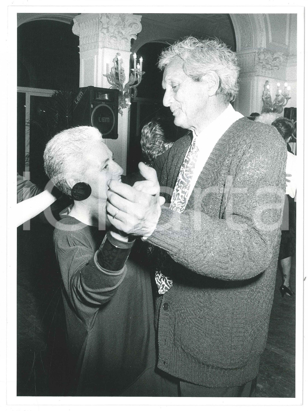 Fotografia d epoca originale 1985 ca ITALIA  MODA Rosita e Ottavio MISSONI durante un ballo  Foto 24x18 cm 1