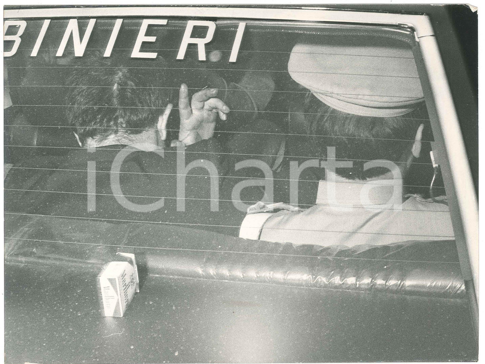 Fotografia d epoca originale 1969 MILANO ANNI DI PIOMBO Trasporto di un arrestato 2 Foto 24x18 cm 1