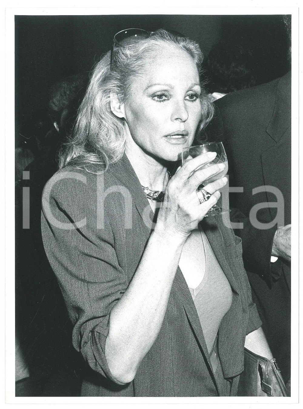 Fotografia d epoca originale 1985 ca ITALIA  COSTUME Ursula ANDRESS a un party  Fotografia 18x24 cm 1