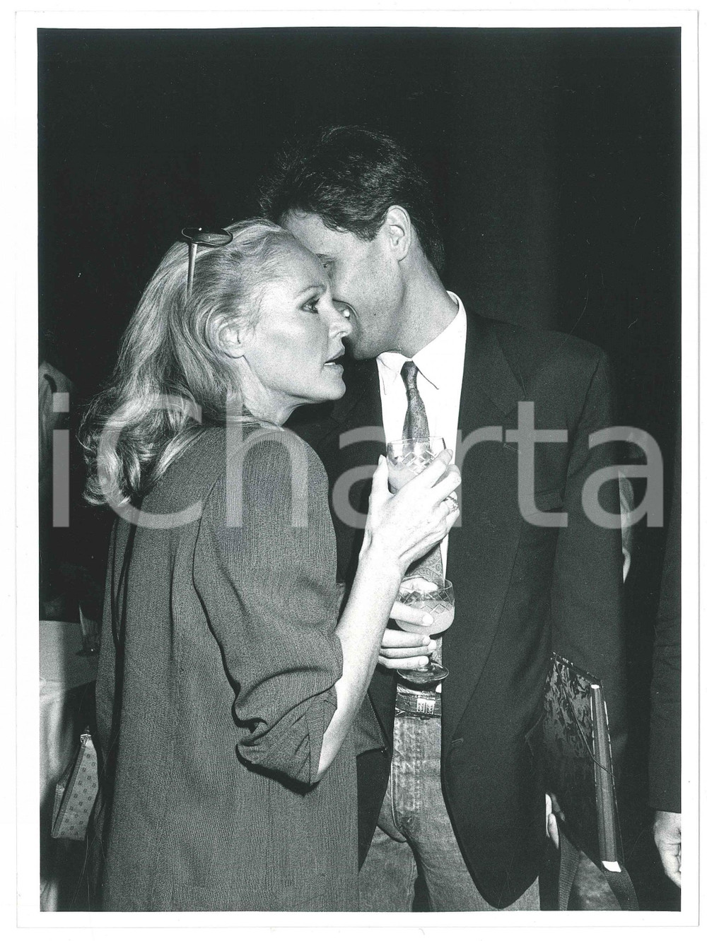 Fotografia d epoca originale 1985 ca ITALIA  COSTUME Ursula ANDRESS Omero MACRI a un party  Foto 18x24 1 1