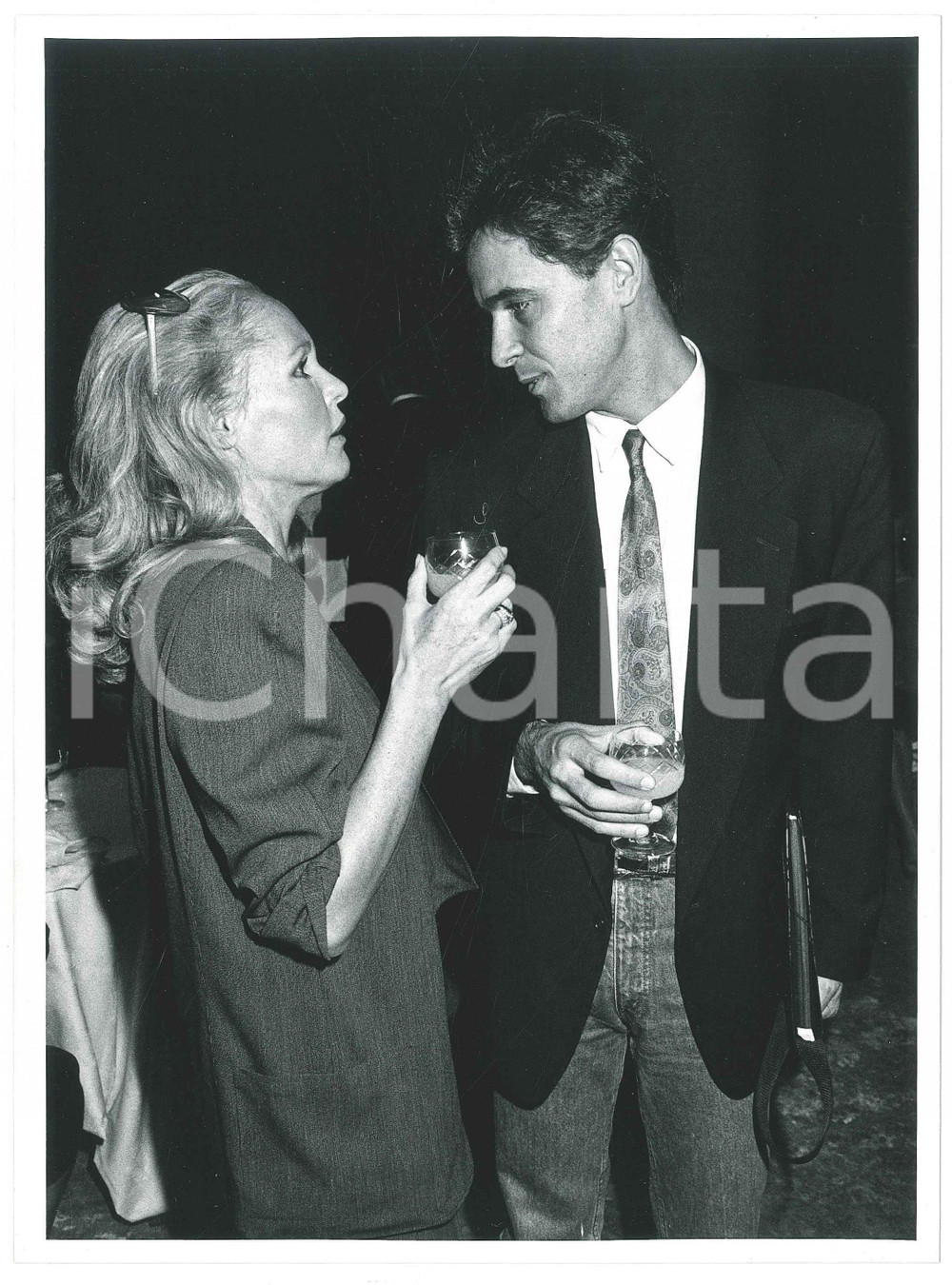Fotografia d epoca originale 1985 ca ITALIA  COSTUME Ursula ANDRESS Omero MACRI a un party  Foto 18x24 2 1