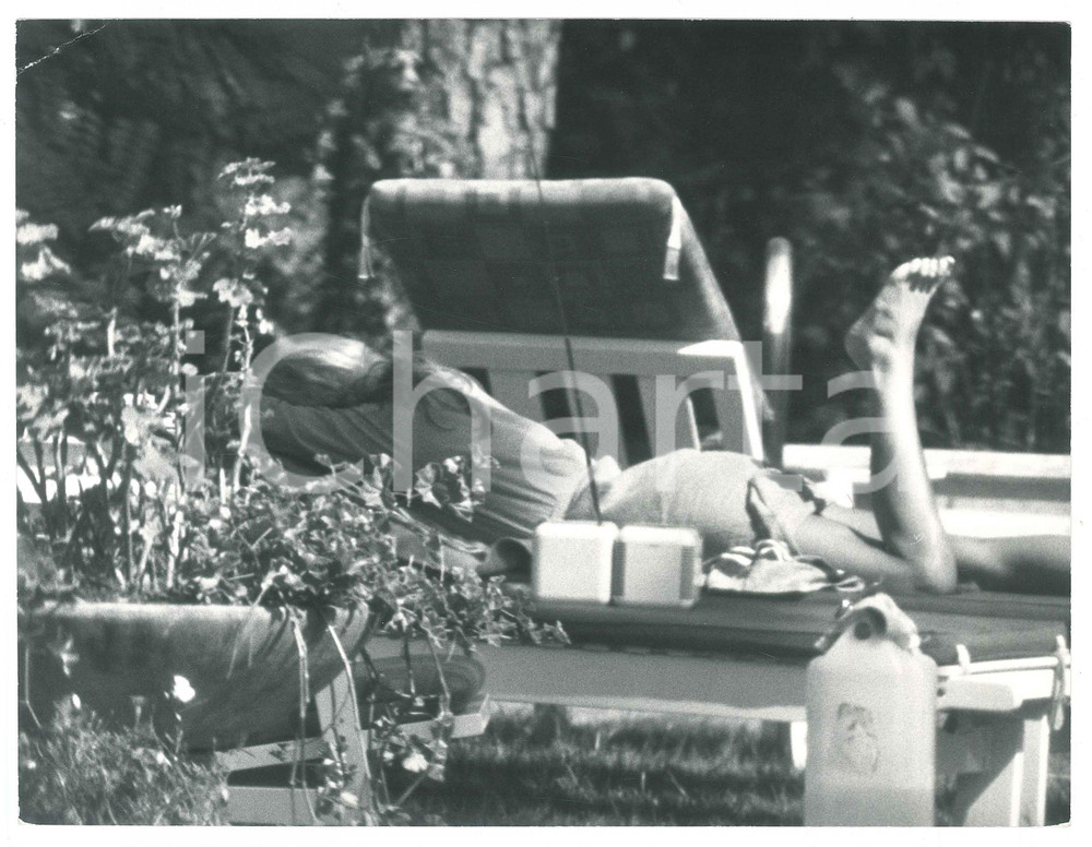 Fotografia d epoca originale 1985 ca GOSSIP Ursula ANDRESS paparazzata in piscina  Foto 18x24 cm 2 1