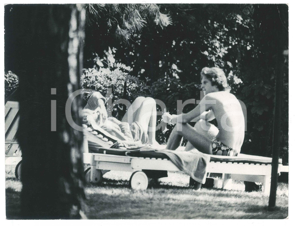 Fotografia d epoca originale 1985 ca GOSSIP Ursula ANDRESS e Mark HAMLIN paparazzati  Foto 18x24 cm 4 1