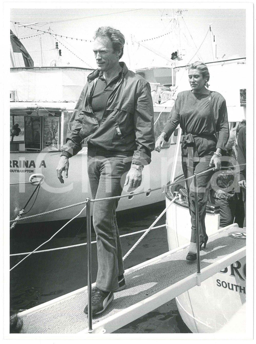 Materiale cinematografico d’epoca 1985 ca COSTUME Clint EASTWOOD in barca  Fotografia 24x18 cm 1