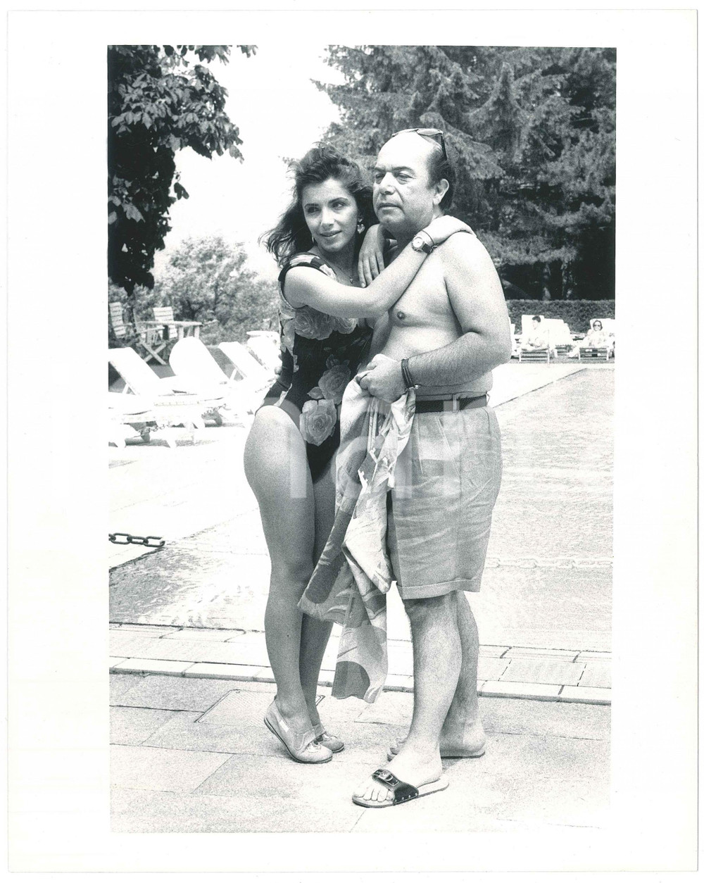 Fotografia d epoca originale 1990 ca COSTUME Lino BANFI in piscina con la figlia Rosanna  Foto 20x25 cm 1