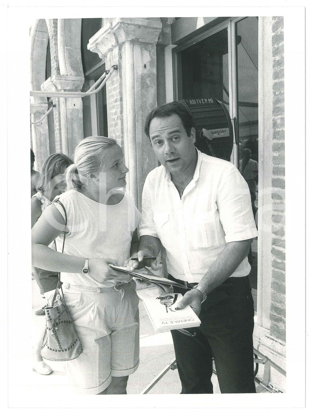 1982 ca VENEZIA (?) Carlo VERDONE con libro "Cinema e tv" - Foto 18x24 cm