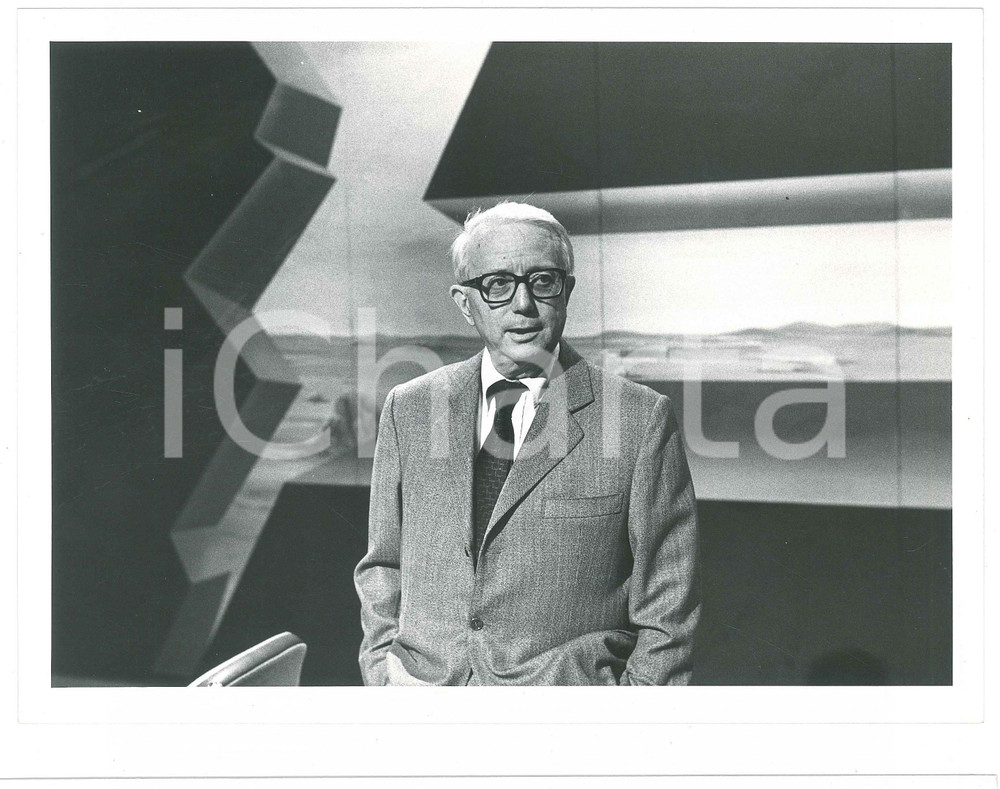 Fotografia d epoca originale 1985 ca RAI UNO  FILM DOSSIER   Enzo BIAGI conduttore  Foto 24x18 cm 1