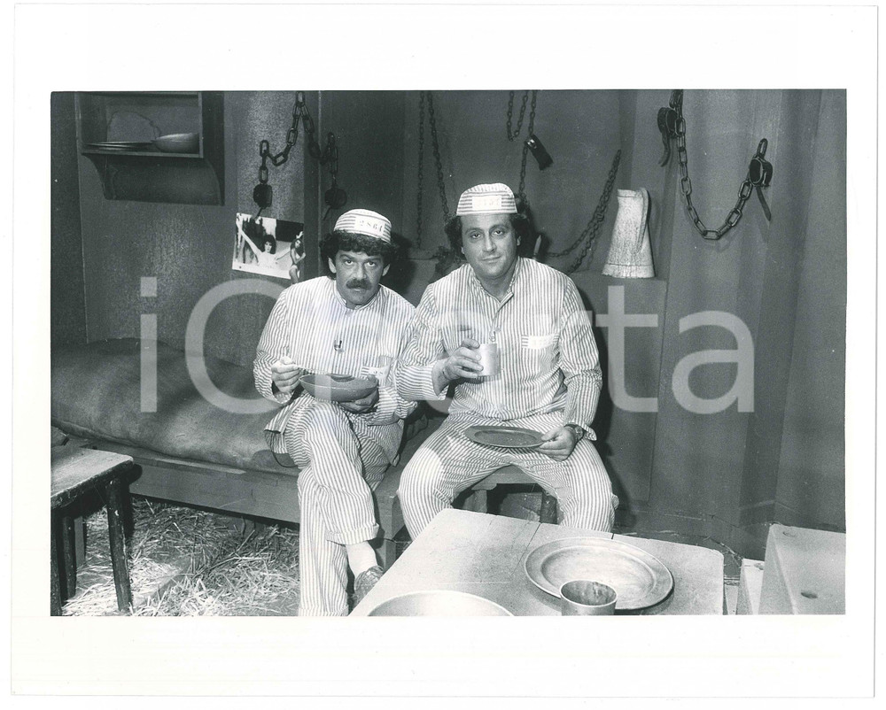 Fotografia d epoca originale 1985 ca CINEMA Gigi SAMMARCHI Andrea RONCATO  Scena in prigione  Foto 5 1