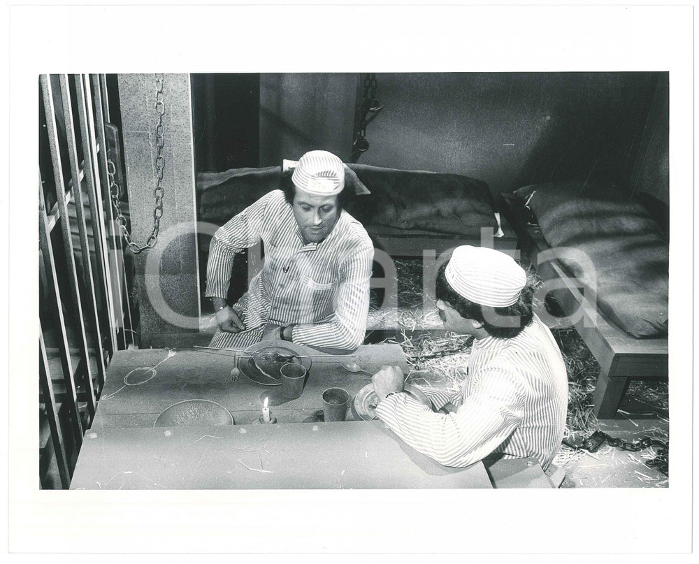 Fotografia d epoca originale 1985 ca CINEMA Gigi SAMMARCHI Andrea RONCATO  Scena in prigione  Foto 6 1