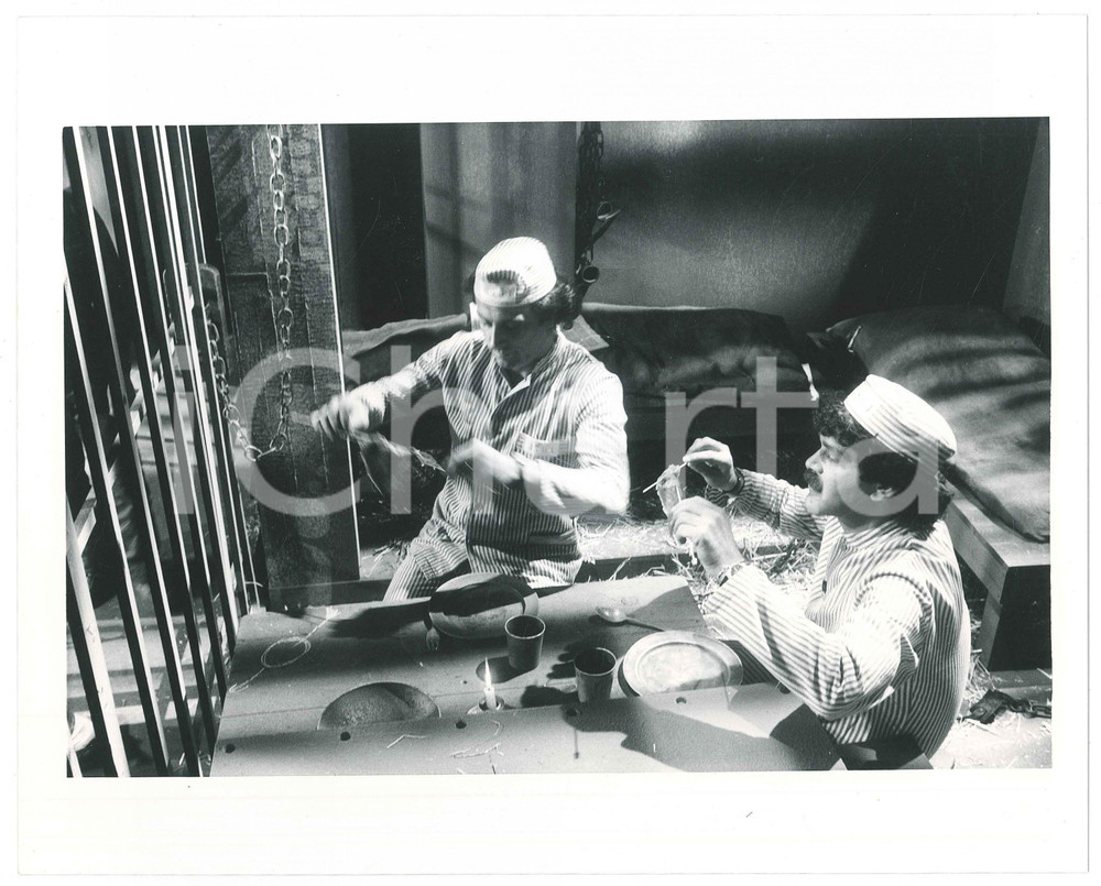Fotografia d epoca originale 1985 ca CINEMA Gigi SAMMARCHI Andrea RONCATO  Scena in prigione  Foto 8 1