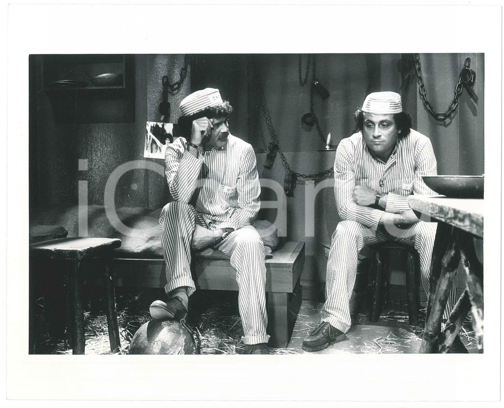 Fotografia d epoca originale 1985 ca CINEMA Gigi SAMMARCHI Andrea RONCATO  Scena in prigione  Foto 9 1