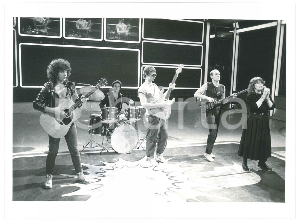 Fotografia d epoca originale 1984 ITALIA  MUSICA   Mike OLDFIELD in concerto  2 Foto 24x18 cm 1