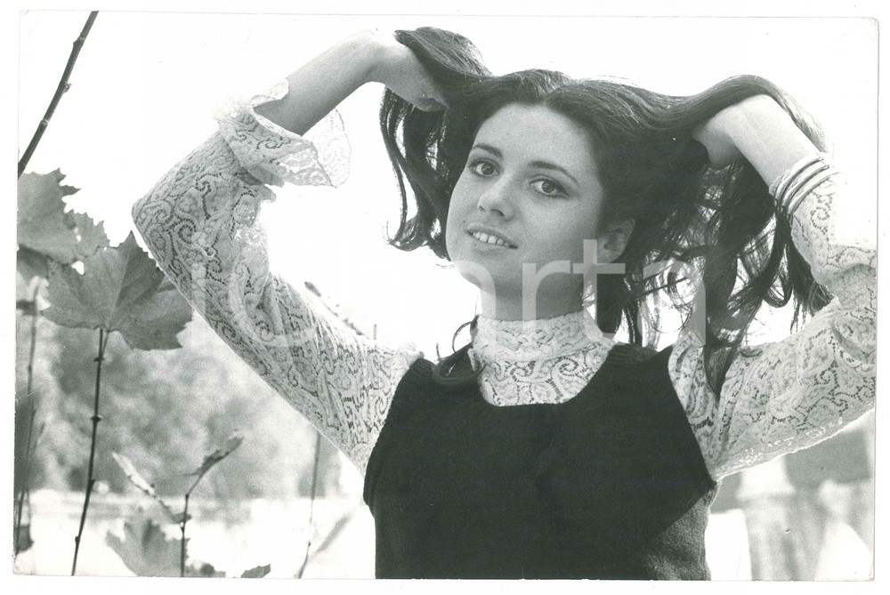 Fotografia d epoca originale 1970 ca COSTUME ITALIA Gigliola CINQUETTI  Ritratto in campagna 4 Foto 30x20 1