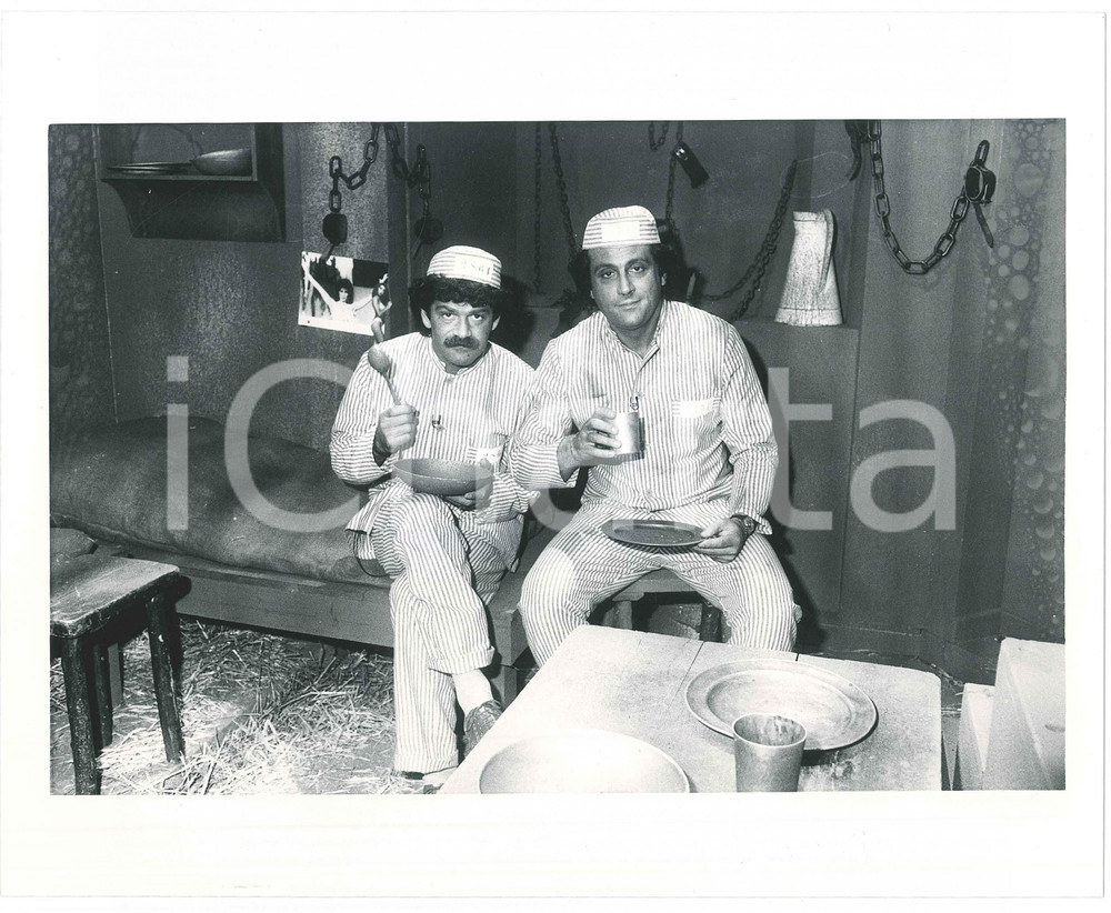 Fotografia d epoca originale 1985 ca CINEMA Gigi SAMMARCHI Andrea RONCATO  Scena in prigione  Foto 1 1